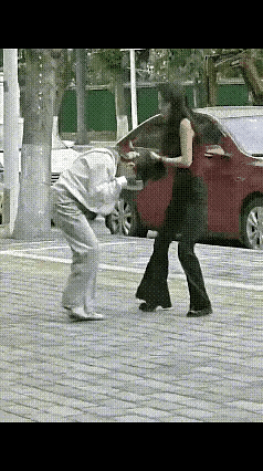 图一彪悍的女人拽着弱小的女子，估计又是原配打小三的场景，你说哪个是原配，哪个是小