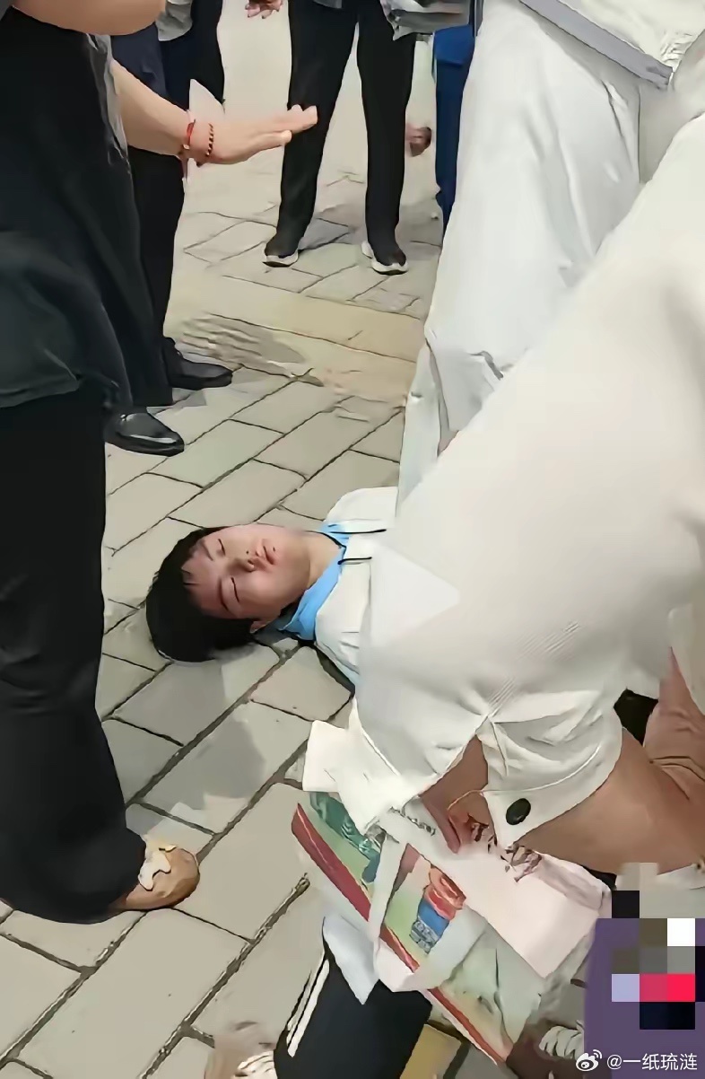 哎这刚走出考场，为了翻个跟头出风头，摔成这样晕过去了，值得吗？？昨天看到考场上出