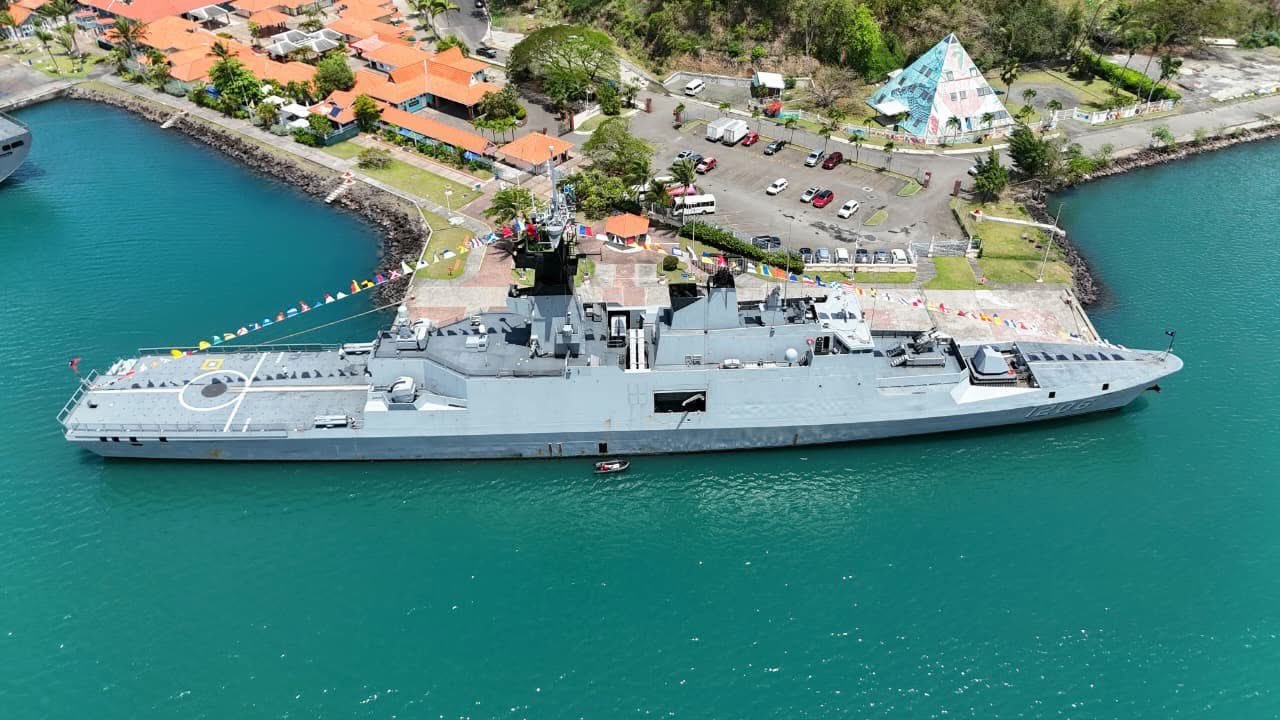 飞扬军事 2026年4月13日，停靠在圣卢西亚的台匪海軍敦睦舰队“磐石”号油弹补