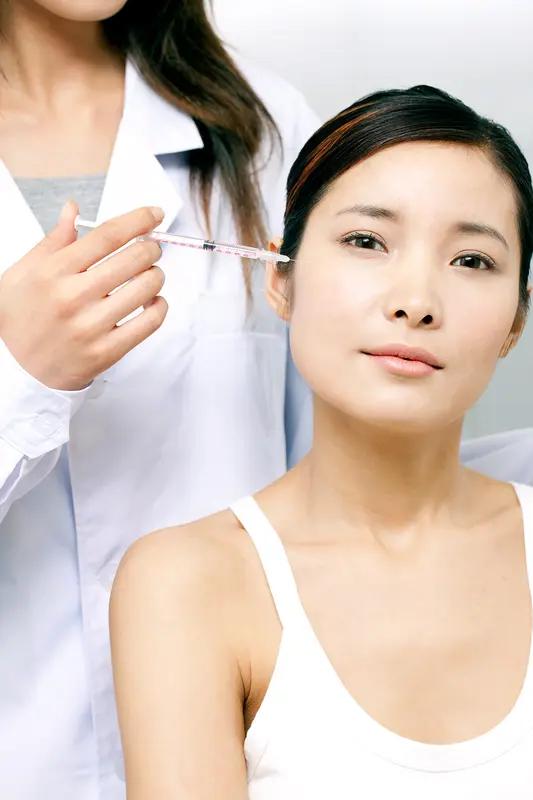 “麻药一过，生不如死”，央视揭露“精灵耳”整形那乱得像一锅粥的现象！有位女子注射