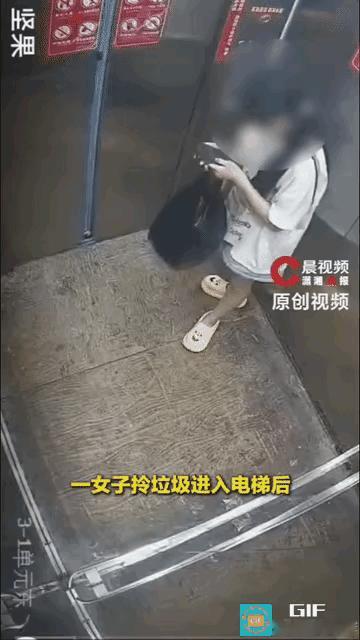 真是给儿女做了个“好榜样”！湖北仙桃，一女孩乘坐电梯时，中途被一小男孩挡住电梯内