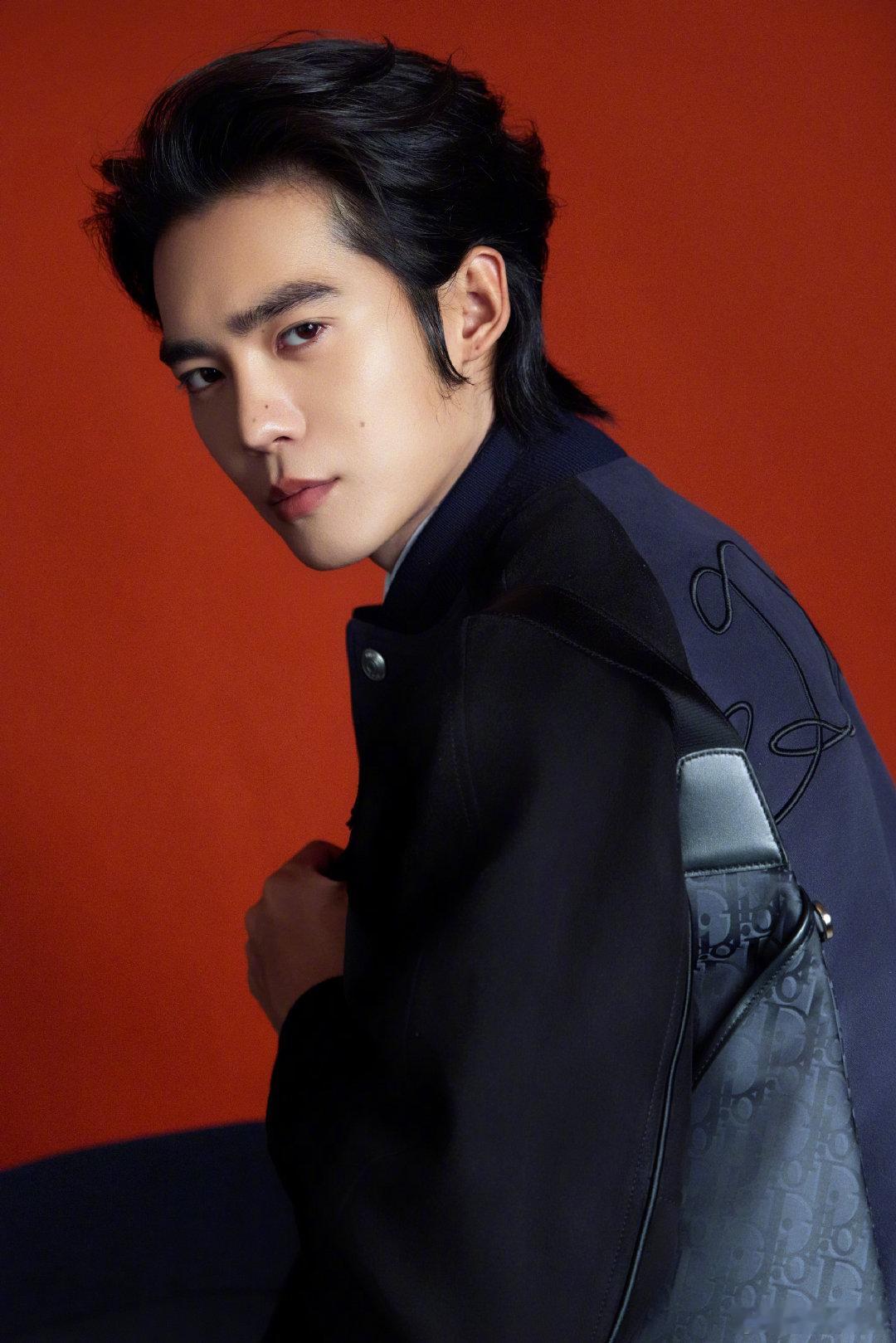 于适首届CMG中国电影盛典主持人今日，正式官宣担任首届CMG中国电影盛典主持人！