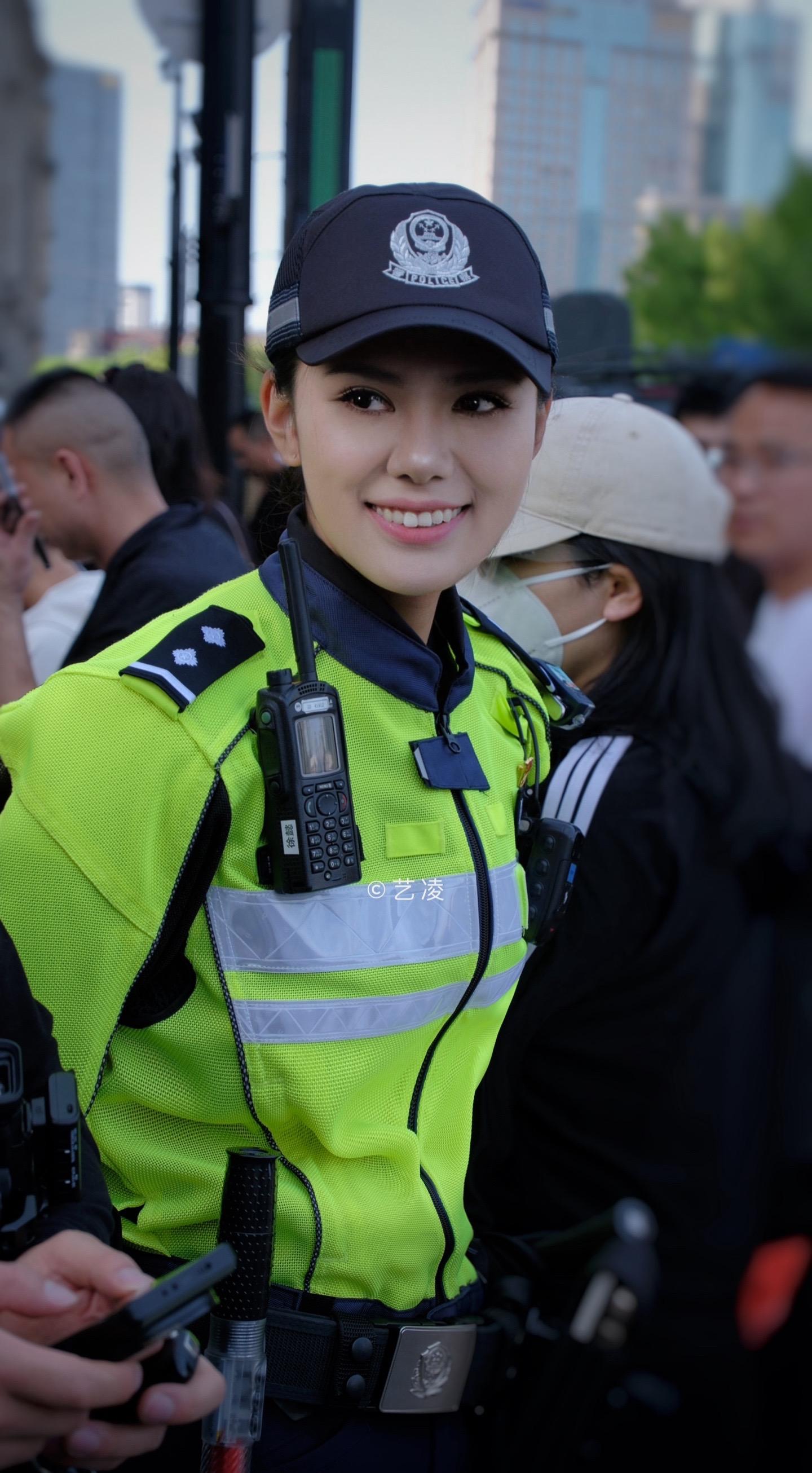 上海街拍。小姐姐来啦…每个小姐姐都好美！尤其首图的小姐姐，笑起来好亲切啊…上海警察