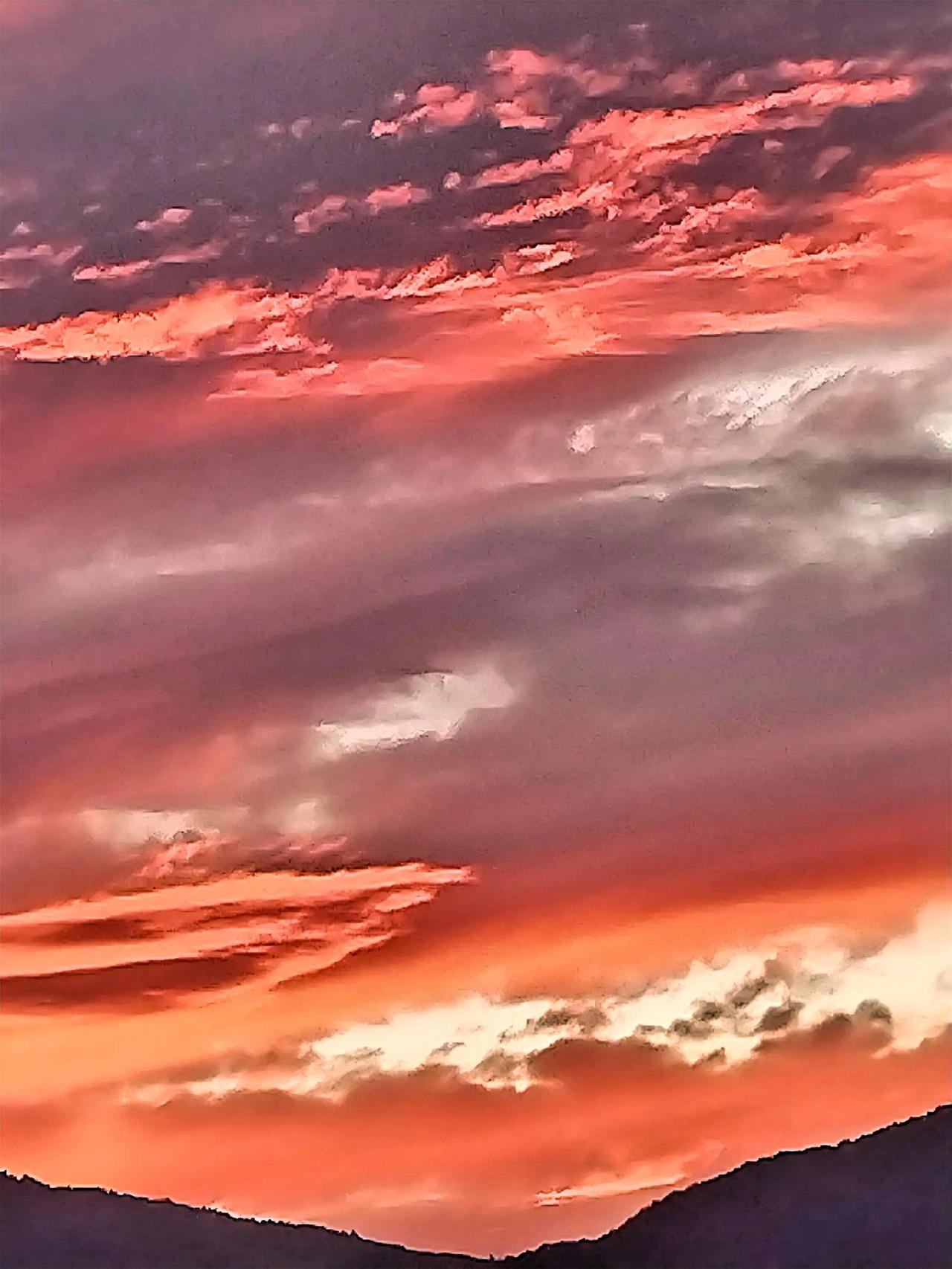 夕阳西下，云海翻滚，美不胜收！🌇🌄