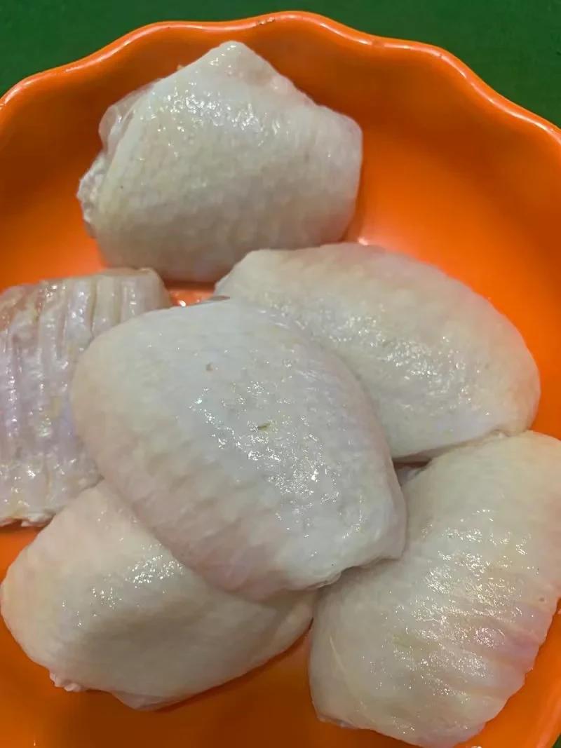 不懂就问，这是注水鸡翅吗？还能吃吗？

昨天我在镇上新开的超市购买了一些鸡翅。
