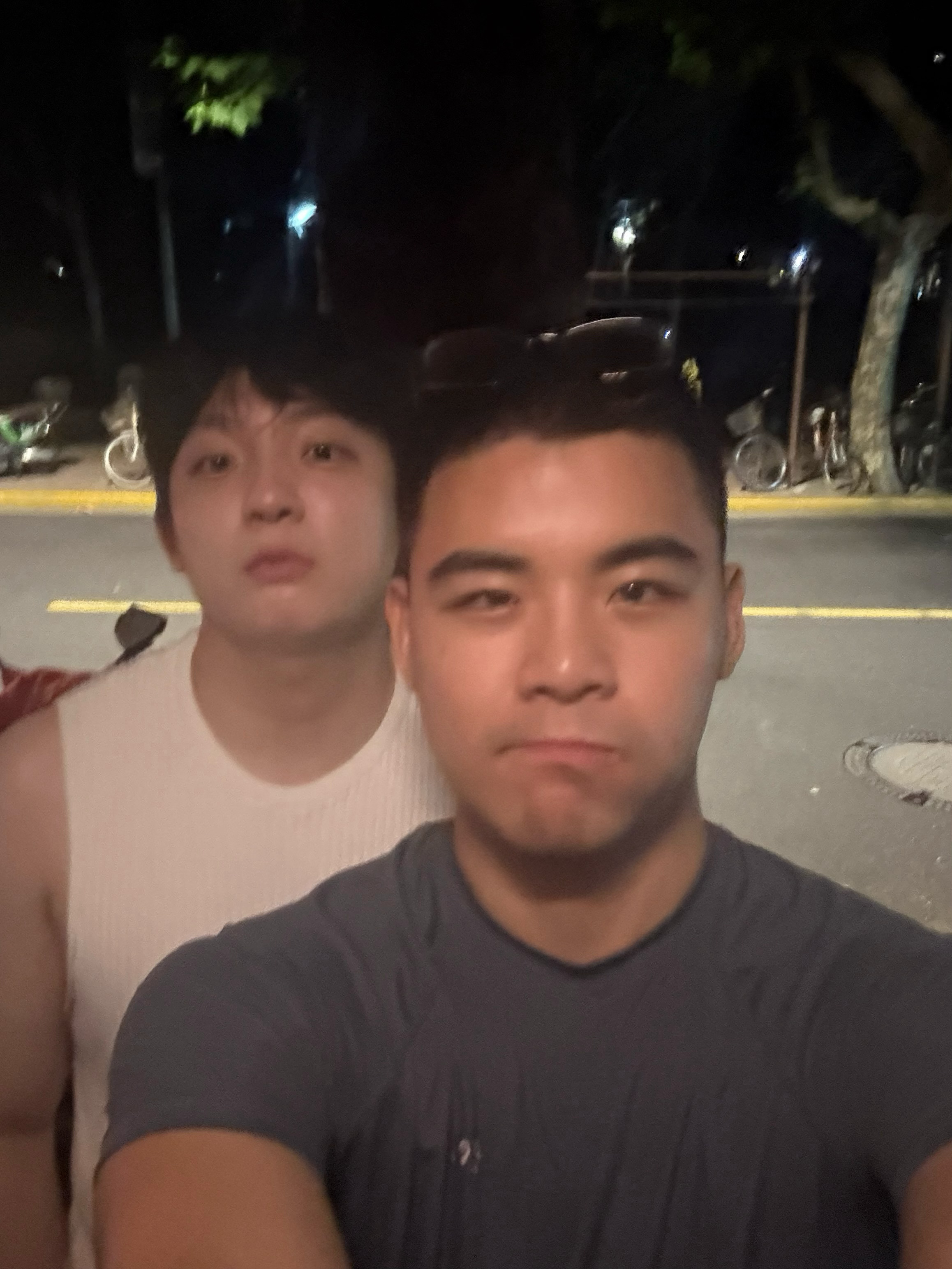 两年前分手的时候去北京找陈韩斌，机场一出来一见到他就开始爆哭，因为他当时刚刚留学
