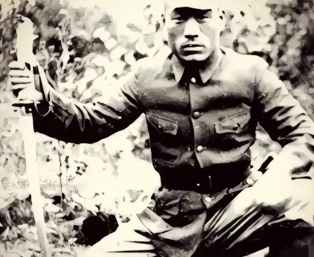 [微风]1940年，一名日本军官凌辱了伪军年轻漂亮的妻子，等丈夫赶回家中，妻子已