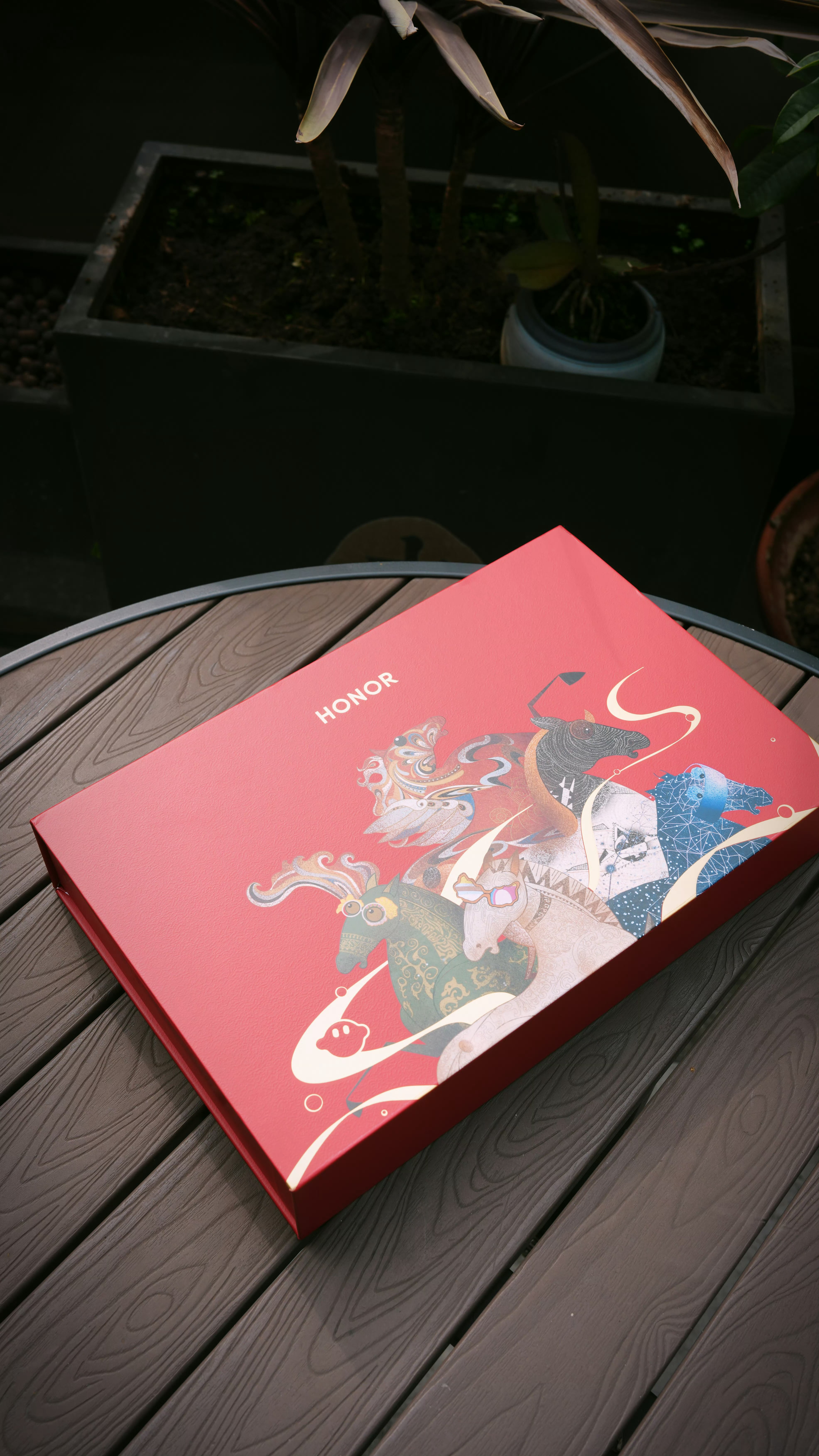 点赞吧，送个荣耀的礼盒，里面还有耳机和黄金，祝你好运  抽奖详情