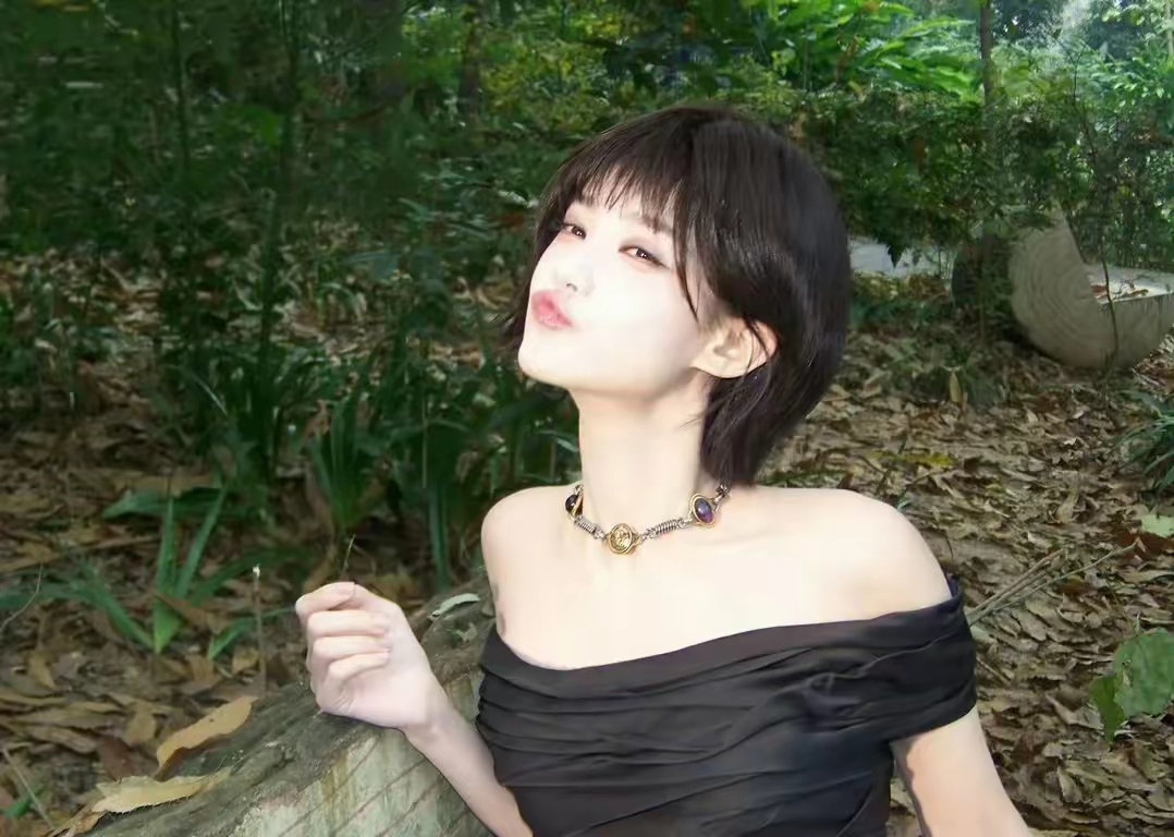 李一桐要是能不做一些奇怪的表情，还是蛮好看的。 