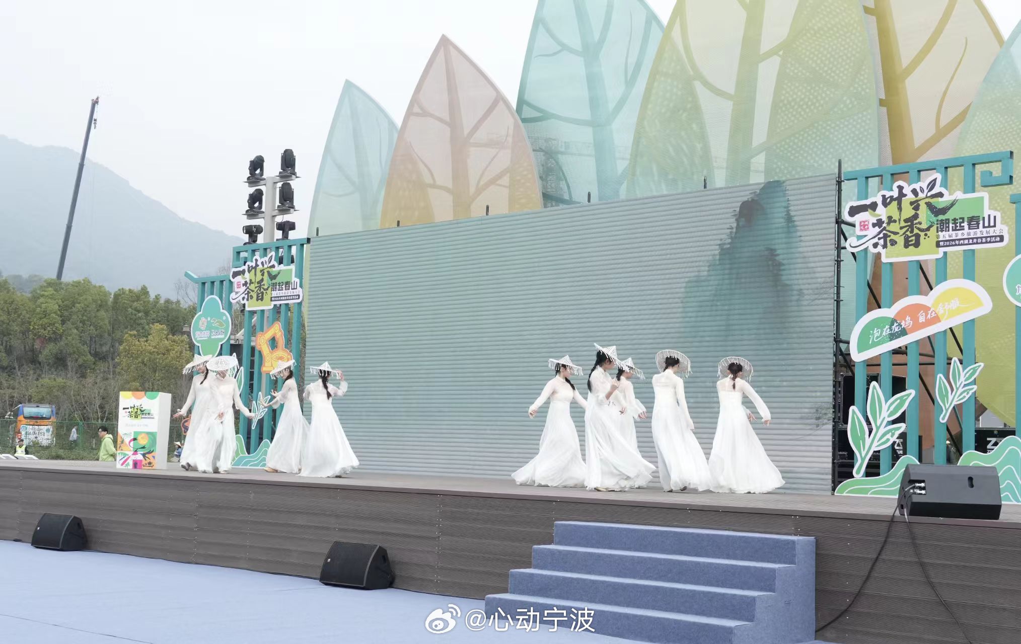 杭州龙坞茶镇解锁茶旅新体验泡在龙坞，自在听春，龙坞茶镇以茶为媒，在兔子山国际音乐