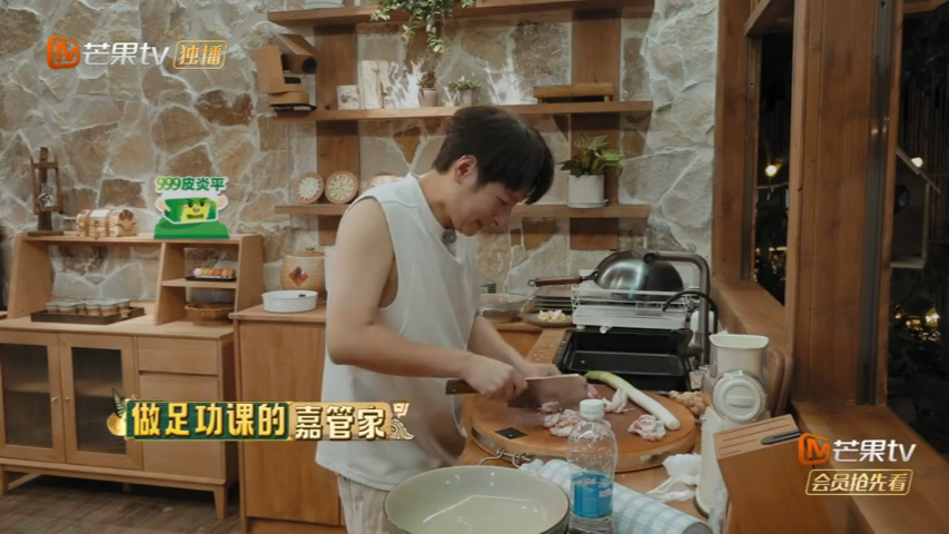 维嘉专门跟妈妈学了做饭，管家提前做足了功课，最后炒出来的菜香倒了大家，获得一致好
