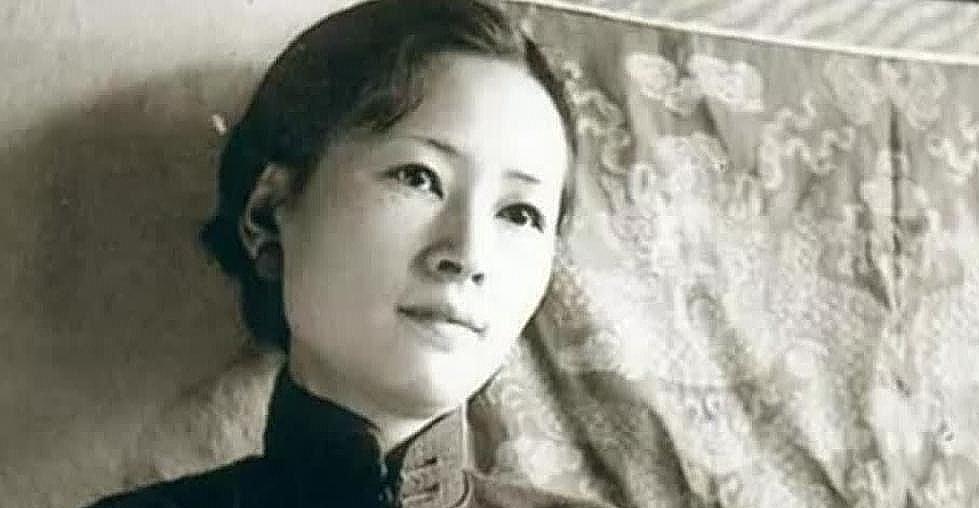 1943年，女特工邓静华炸毁日伪机关后，逃亡城外，不想日军穷追不舍，她被迫驾车过