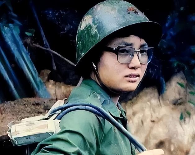 1983年，老山战役中，几名战士脱下军裤，面对女军医，双腿敞开，尴尬不已。女军医