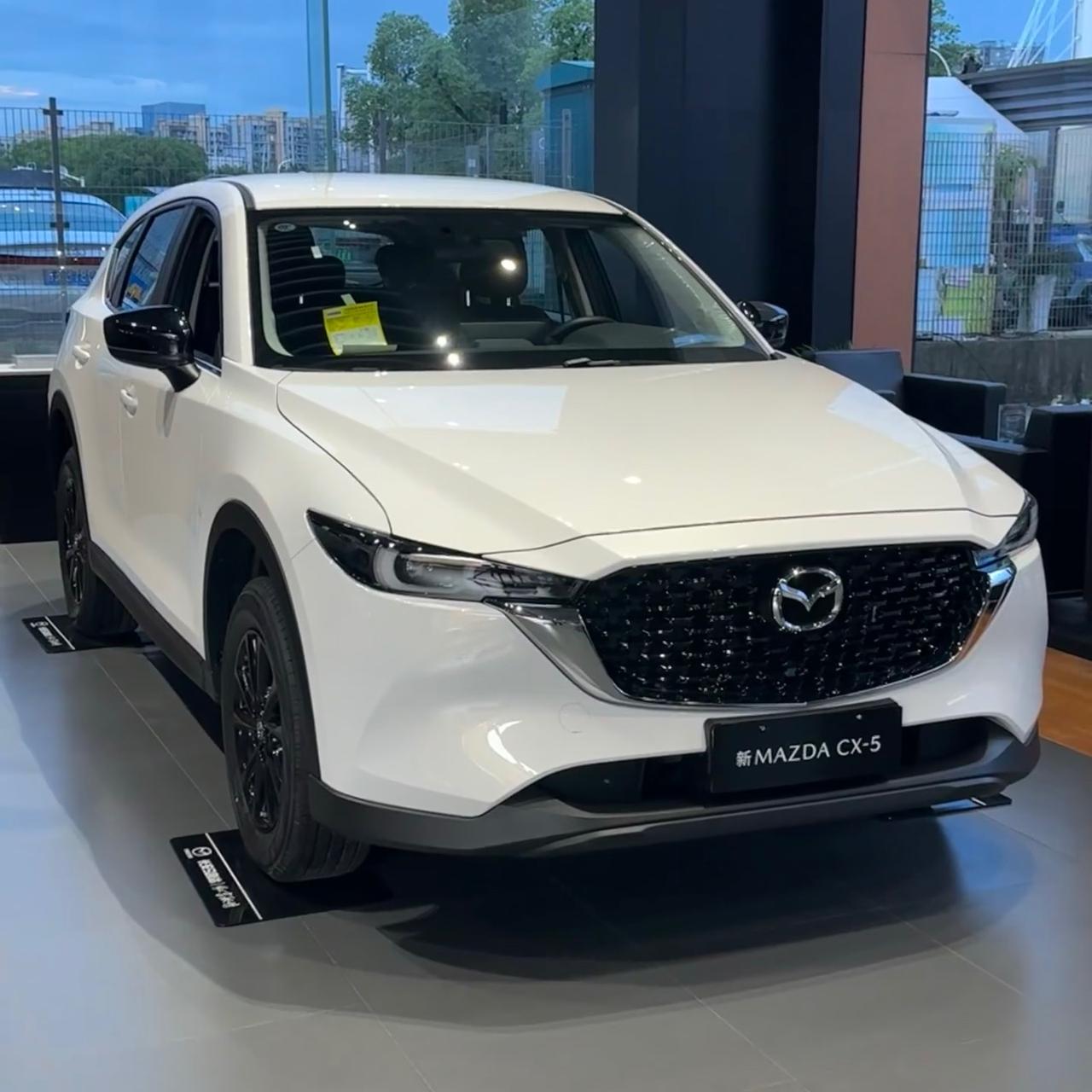 马自达 CX-5 属于“一眼情人”型选手：魂动外观＋水晶魂动红车漆，停在路边就有