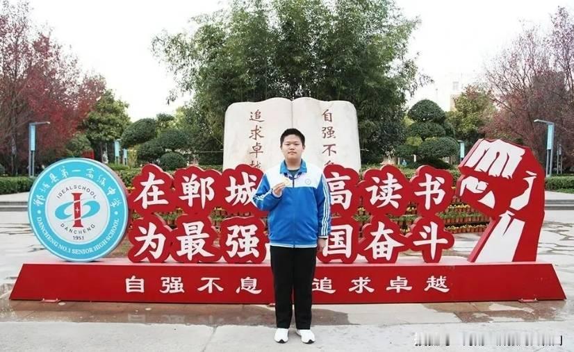 见过不少家长为孩子成绩愁得睡不着，每天逼着孩子埋在习题册里刷题到深夜，可分数反倒