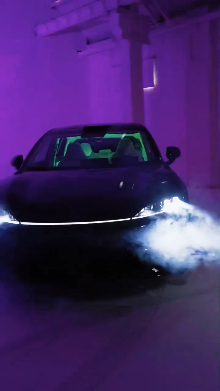 智界R7暗夜紫实车 王玉雯好紫王玉雯你是懂拿捏我的！紫色挂脖珍珠裙配暗夜紫智界R