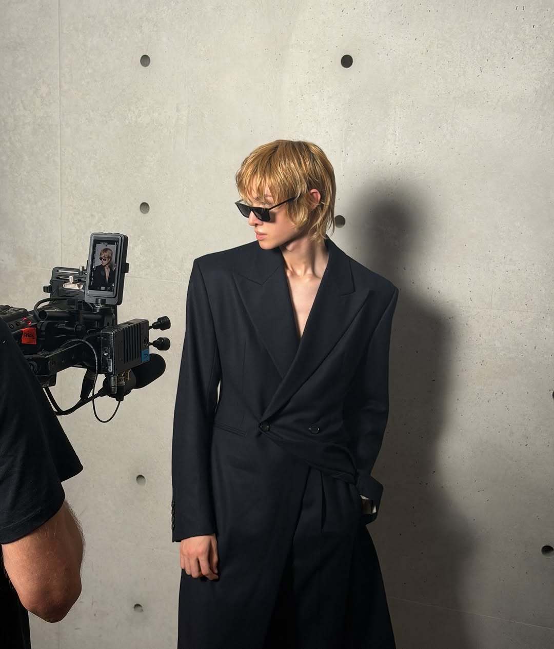 CORTIS 成员马丁、赵雨凡亮相巴黎男装周Saint Laurent 2027