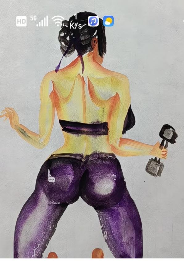 〔美女练哑铃〕
图中画面真精彩；
一个美女练哑铃；
肌肉显示健康在；
继续努力不