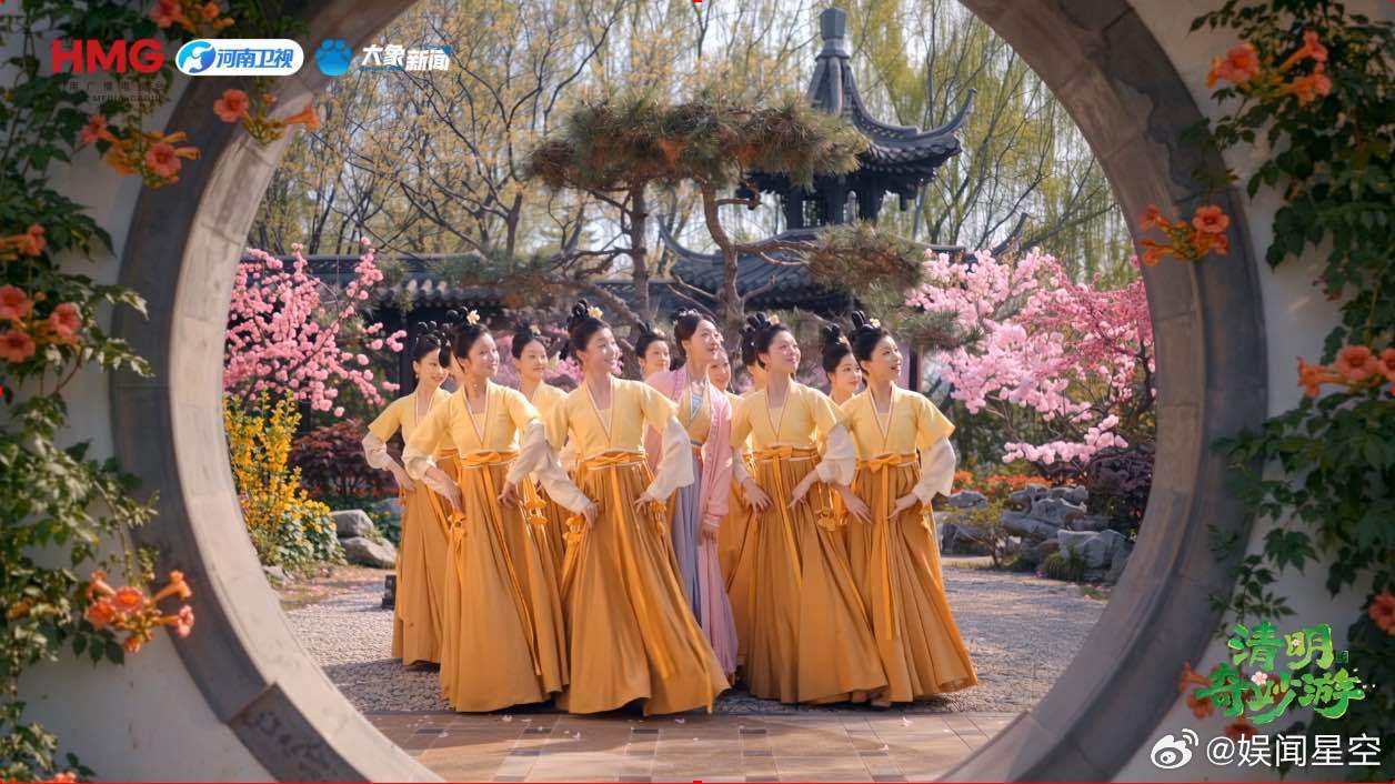 花花花花清明花花花花河南卫视把春天拍成了青山为幕、繁花为毯，一群古典少女在画里踏