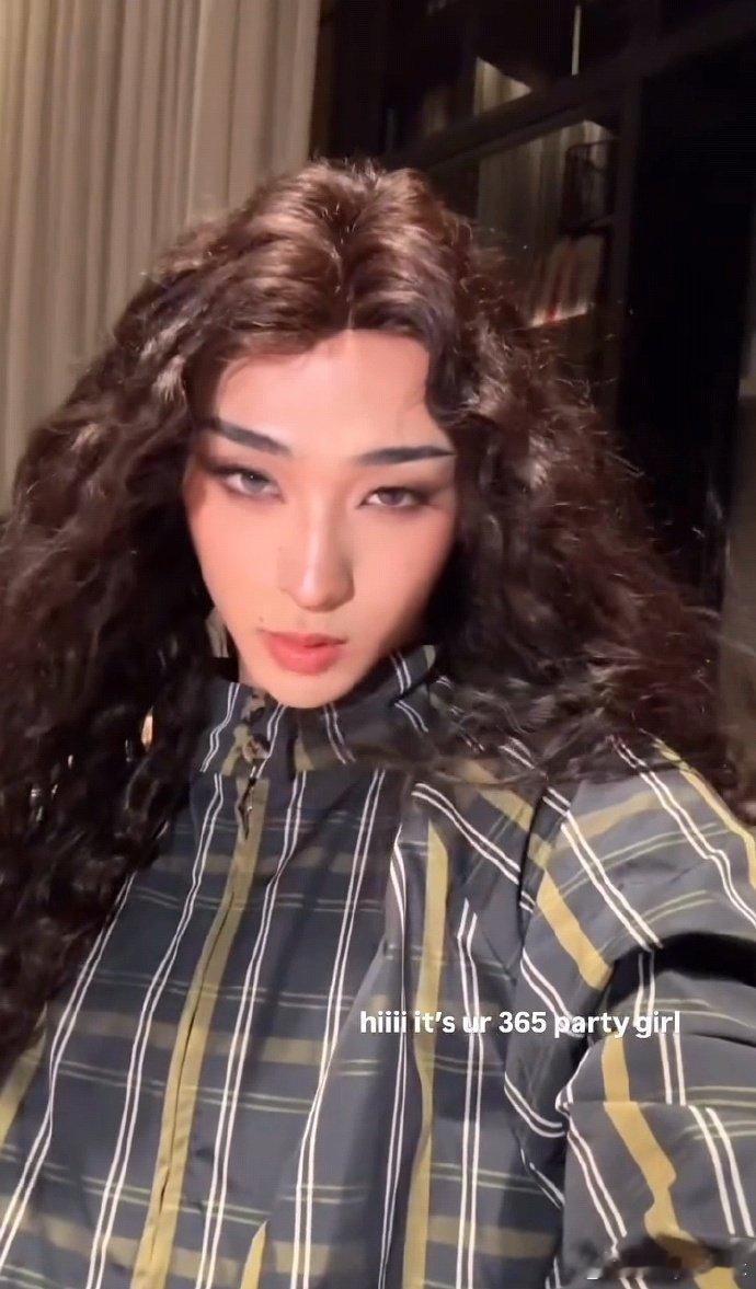 #伊能静儿子恩利cos英国歌手酷娃恰莉#伊能静儿子恩利cos英国歌手酷娃恰莉，蓬