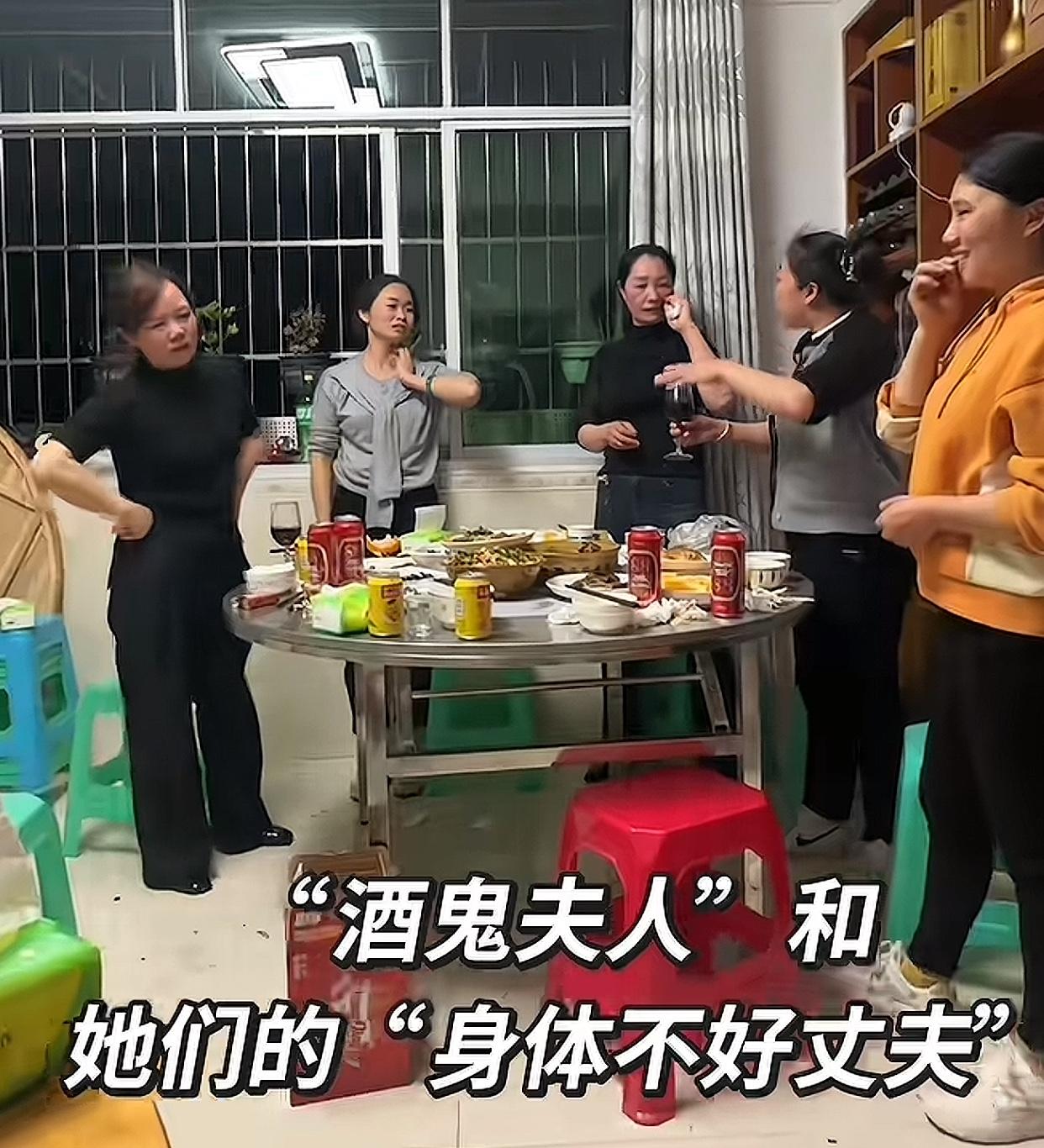 笑不活了！这是不是全国统一的家庭聚会名场面？

餐桌这边，是“酒鬼夫人天团”，一
