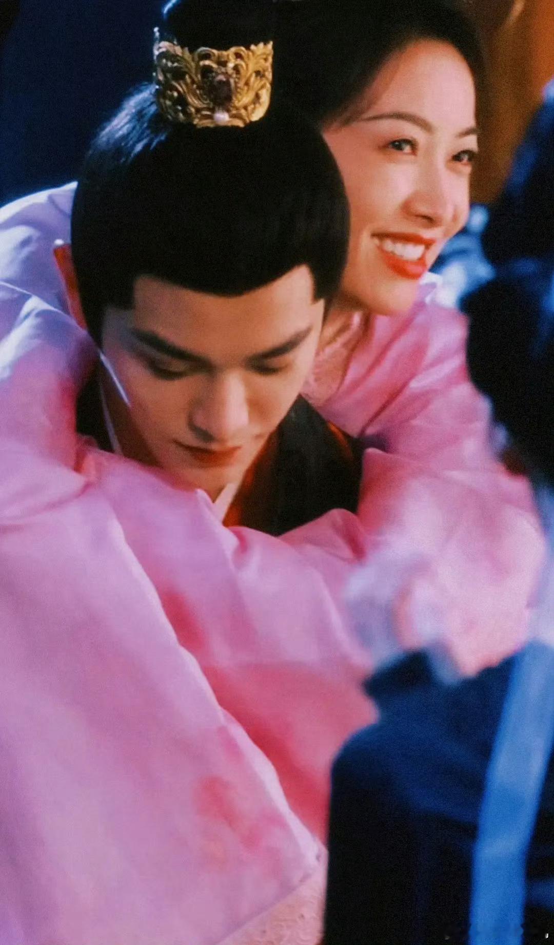 谁信他俩之间没有心动 小叔子和嫂嫂这对真的很有戏，眼神里的感情不只是忠义，更多是