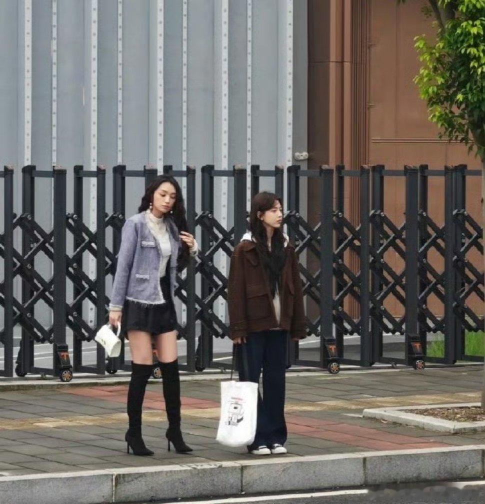 对比一下章若楠像小学生 ​​​