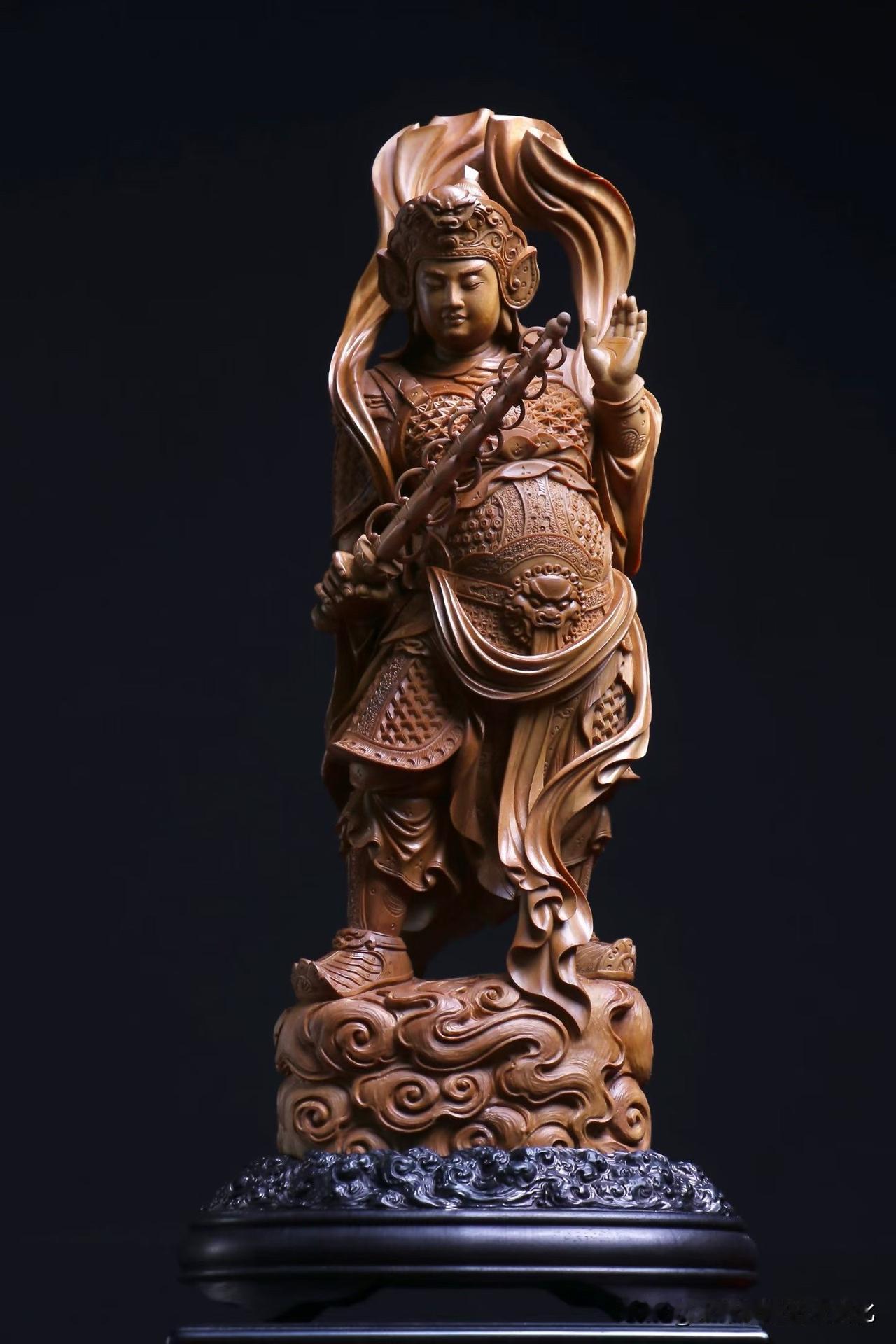 很多护法像，一味追求“威”。

但真正好的韦陀，其实是稳。

这尊老山檀香《韦陀