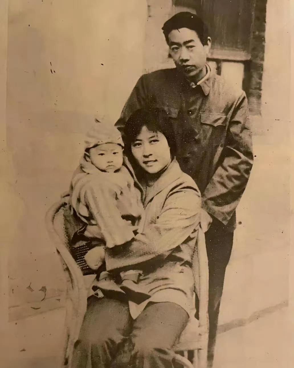 1980年，贾平凹和他的第一任妻子。
而怀里孩子就是现在比较出名的贾浅浅。

而