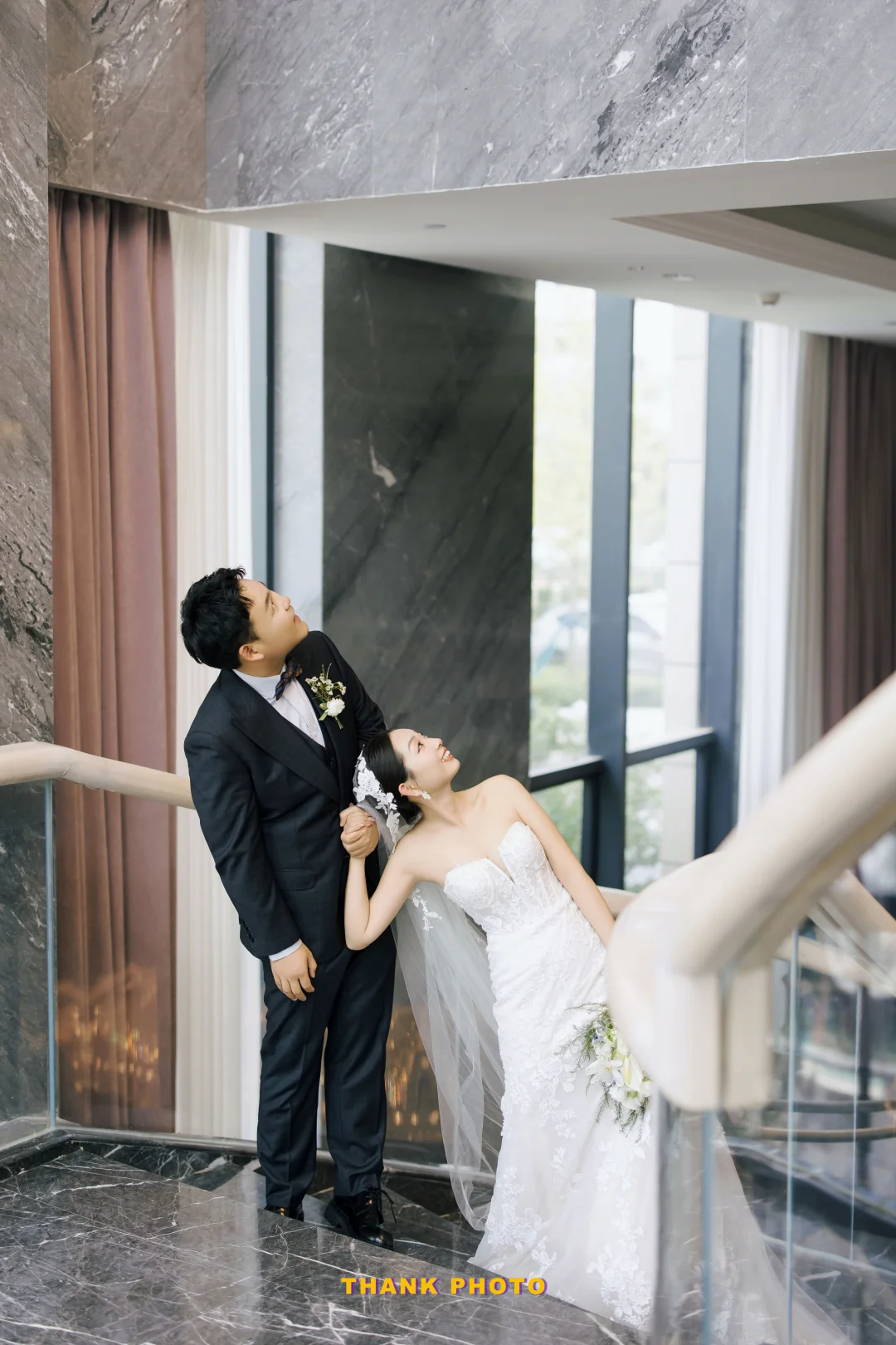 新娘说原图就不错，仅做磨皮处理，几乎就是直出啦[得意][得意][得意]...