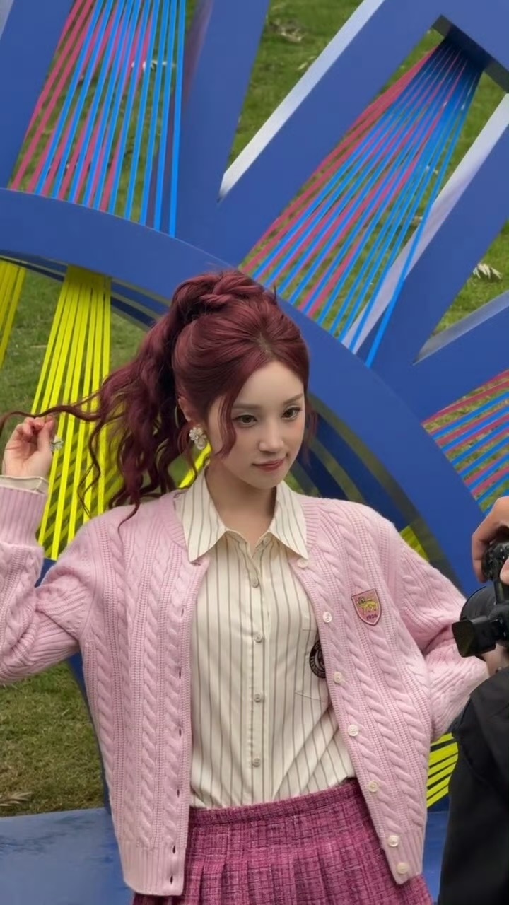 高马尾粉色草莓小蛋糕🧁🍓宋雨琦高马尾粉色针织衫