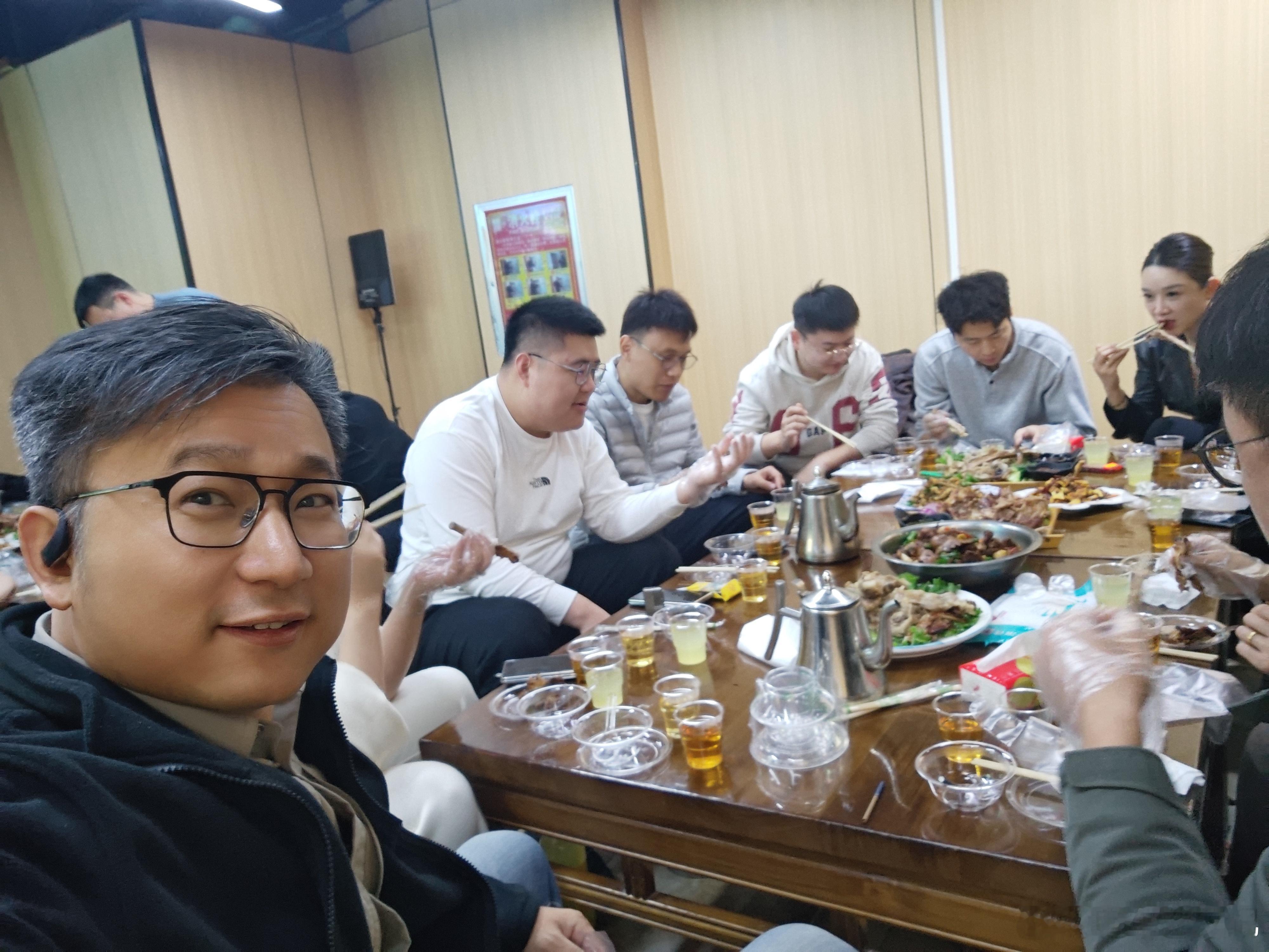 今天把年会的志愿者和赞助商凑了一桌吃了一顿饭感谢各位在年会上的付出和劳动本来想去