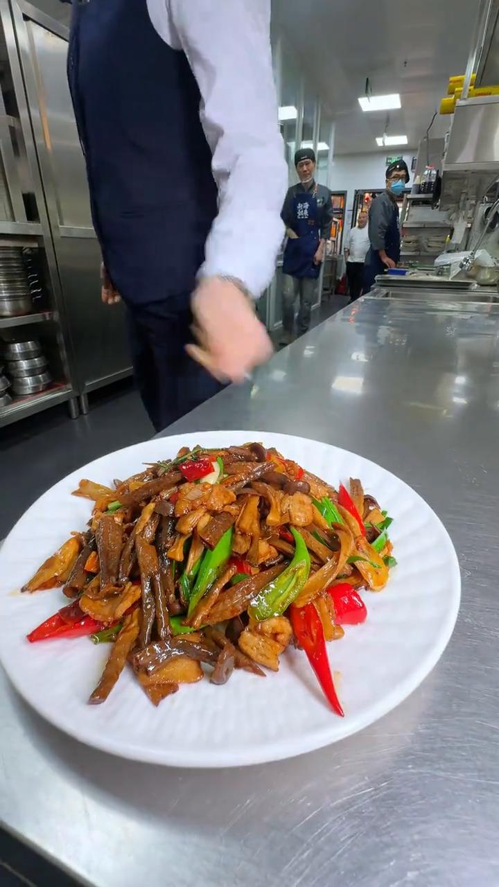 又炒鹿茸菇、白灼菜心两份、海棠捞饭、虾仁皮皮虾一份。