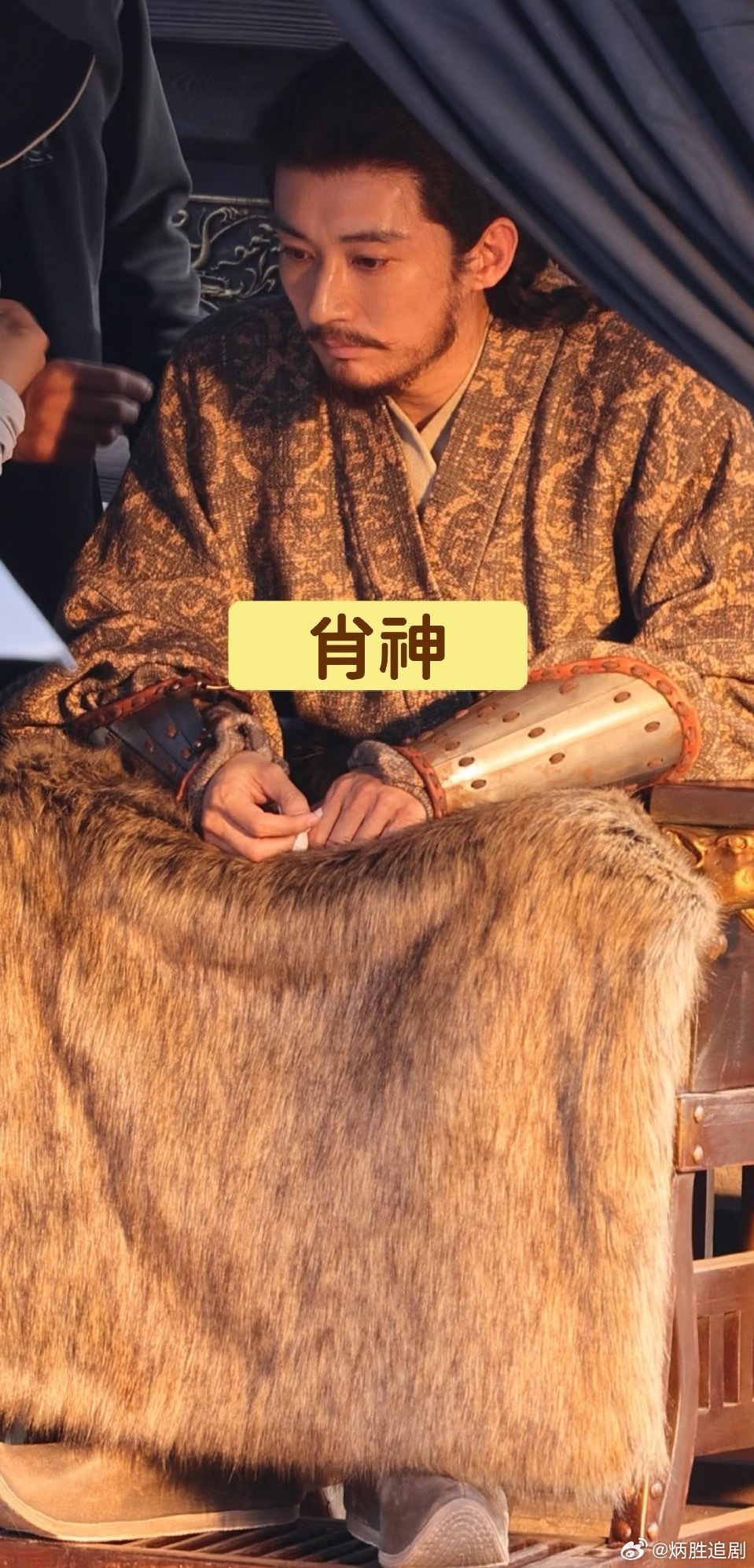 《江山大同》棚内刘学义高清路透，这个拍摄应该是剧组或者工作人员吧，太高清了 