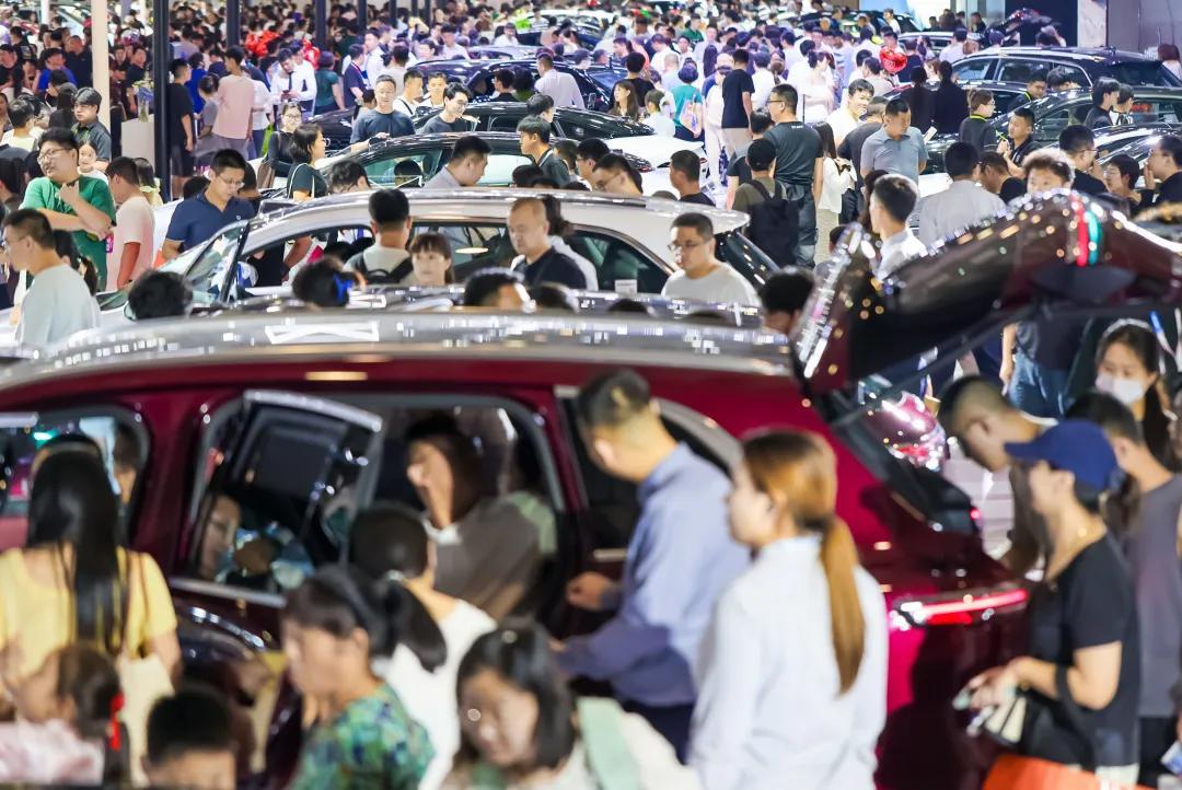 青岛车主注意！新能源免税倒计时引爆抢购潮，车企砸钱补贴超万元，现在不买明年多花数