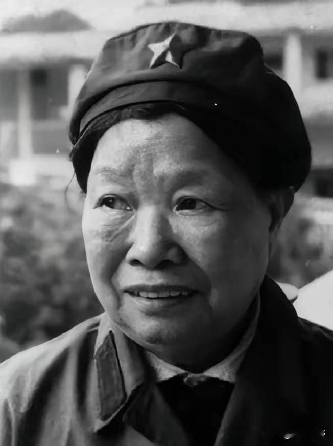 比起战场上的指挥失误，李德在苏区的个人言行，同样引发不少风波。他刚来瑞金不久，便