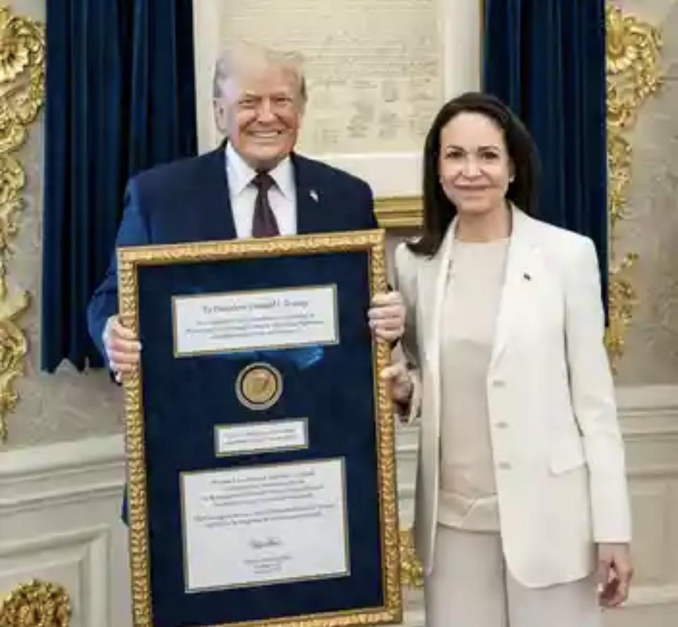 玛丽亚.马查多昨天和懂王见面，终于还是把诺贝尔和平奖章赠与了他[奸笑]
    