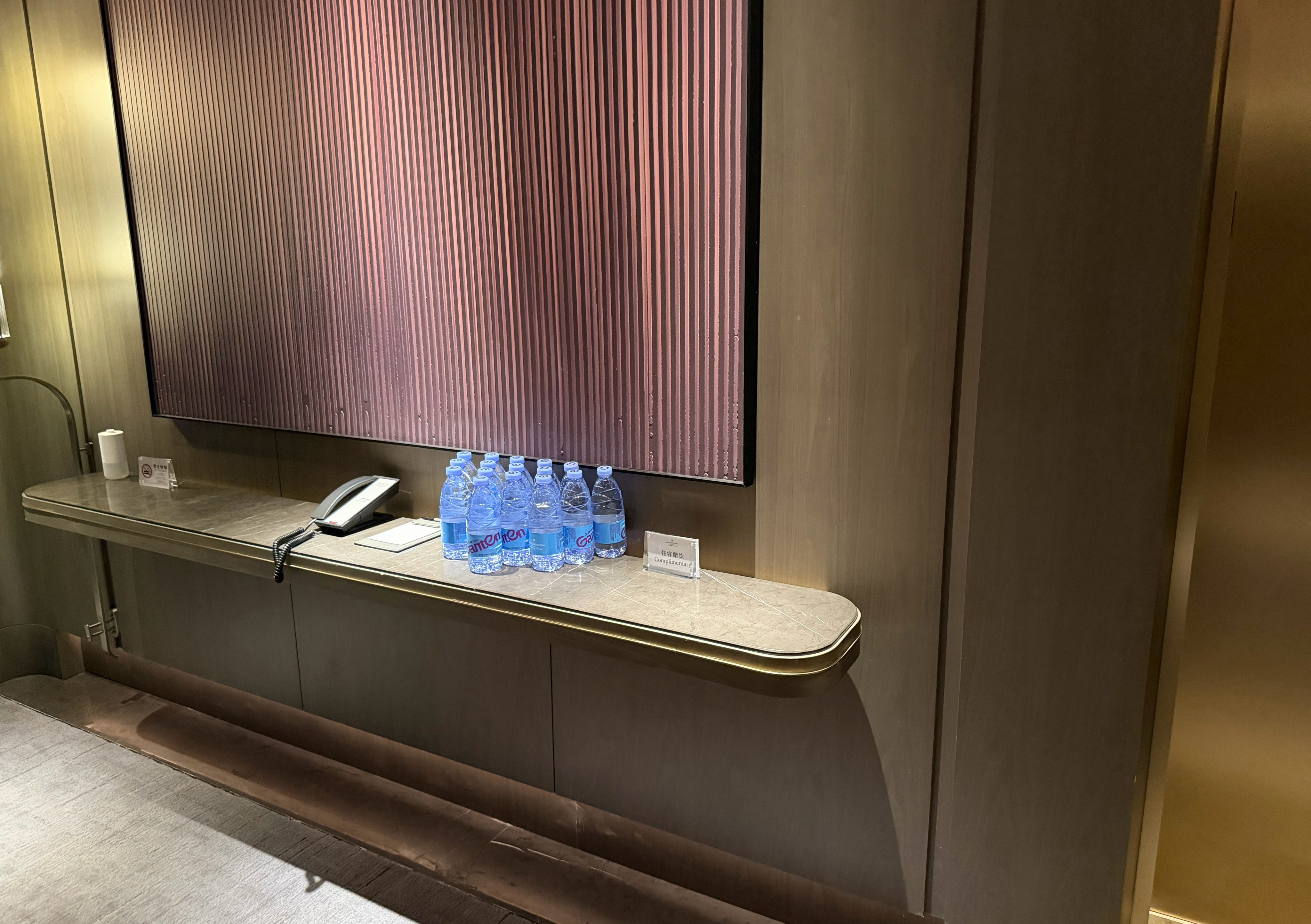 第一次见酒店在电梯旁也放了瓶装水，真的好评