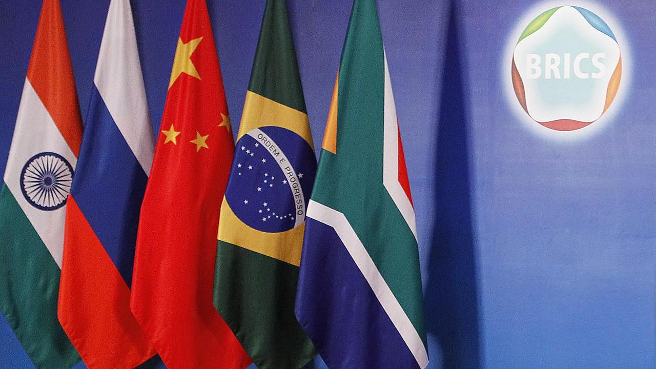 奥列什金指出金砖国家和全球南方与东方合作的重要性


 金砖国家和全球南方及东方