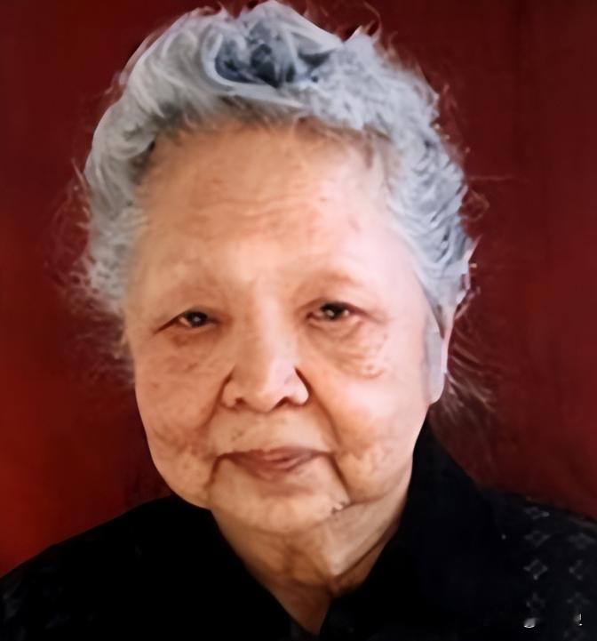 1957年，美国海关私吞了中国女人行李箱里面的6800美金，她却开心地笑了。殊不