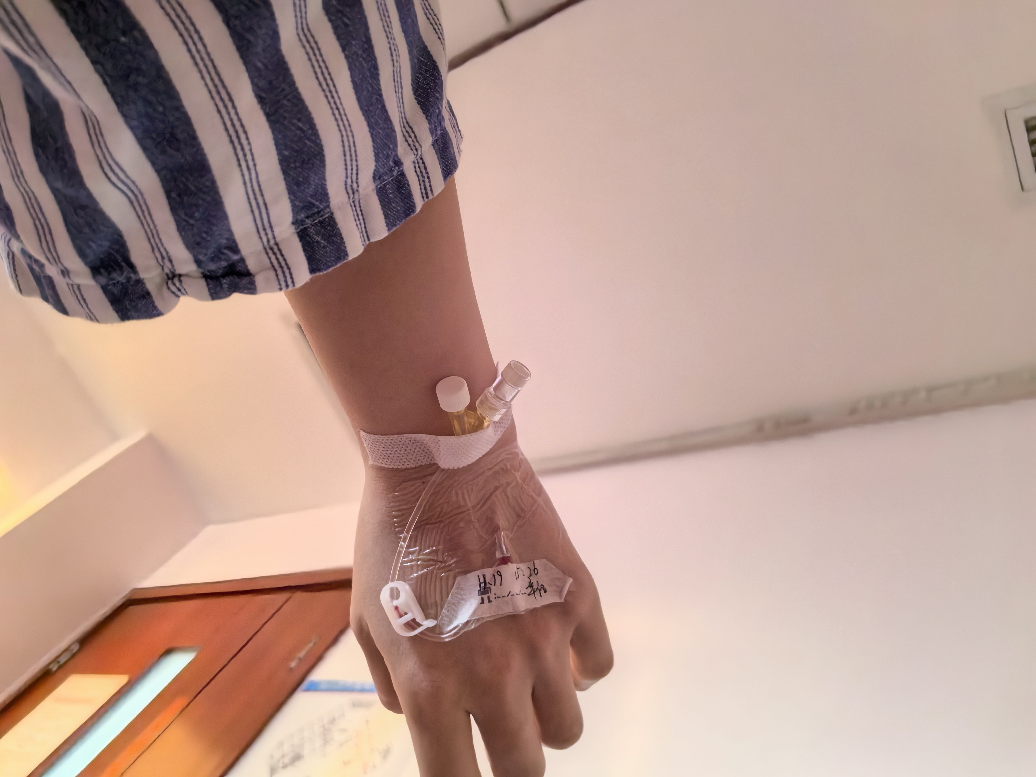 原来想眯一会，等第一台大手术结束十点多才到我。结果六点给我塞了那个软化宫颈口的药