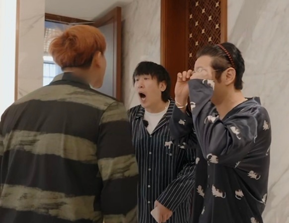 黄晓明咬黄子韬脖子宇宙爆闪团怎么也有自己的“燃冬”了！宇宙闪烁请注意 里，黄晓明