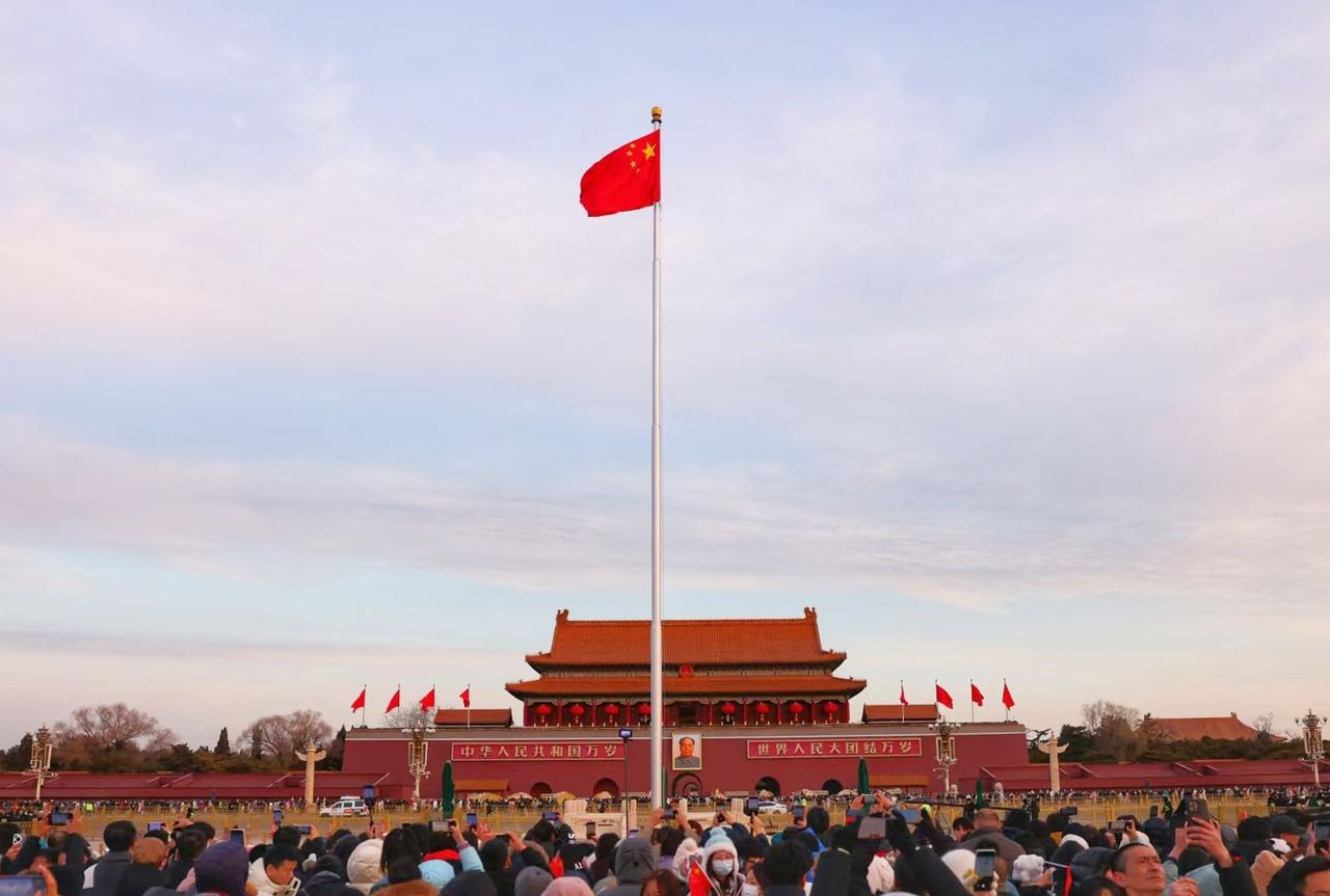 我们祝福祖国母亲生日快乐，感谢祖国足够强大，让我们有着这样幸福的生活，现在不愁吃