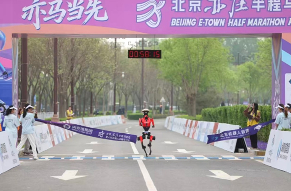 【人形机器人开始上保险：既保机器又保人】据媒体报道，日前，在2026北京亦庄半程