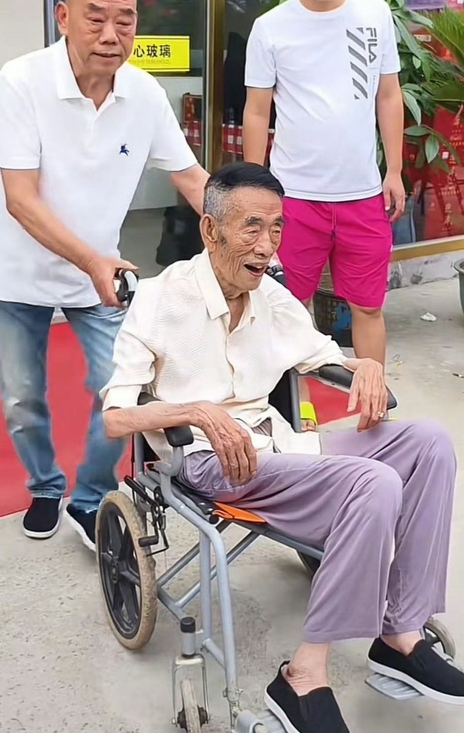 杨少华的四个儿子相声泰斗杨少华老先生去世，上午还被他的四个儿子推出来参加开业剪彩