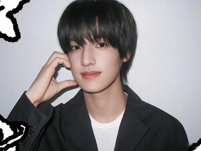 张泽禹ELLE生日帽张泽禹ELLE五月刊封面 ELLE五月刊定格心动瞬间，生日帽