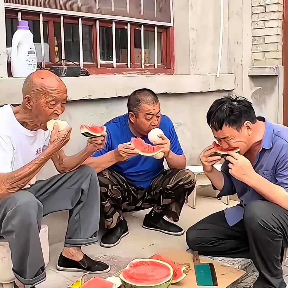 村里最特别的夏日吃法：馒头配西瓜，一吃就是几十年
 
我村有一户人家，到了夏天很
