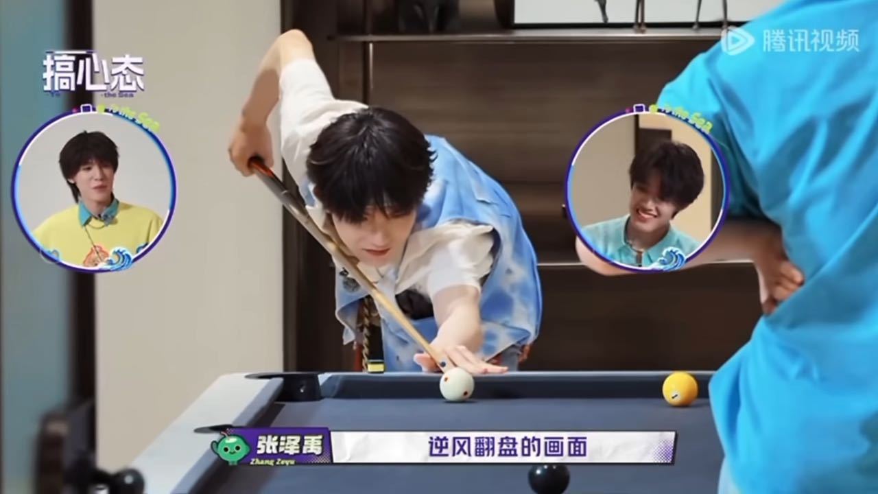 苏新皓关键局那下，先撩头发后出杆。手一拨刘海，露出眼睛才俯身。像打球前先开前置摄