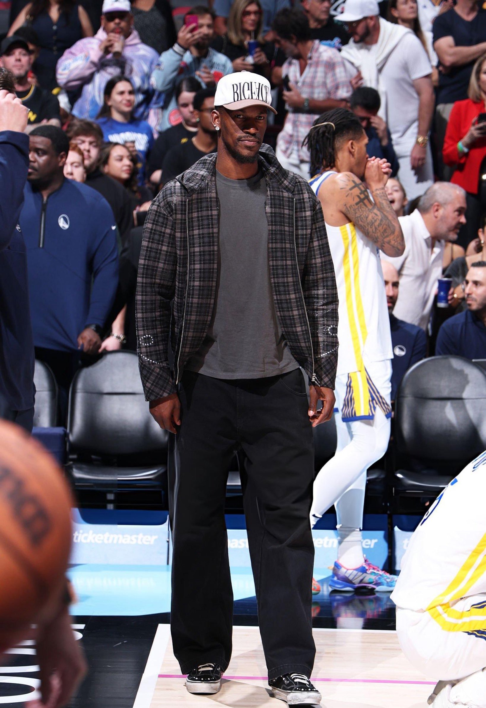 六连客结束了，回主场再战吧送上观战的二老