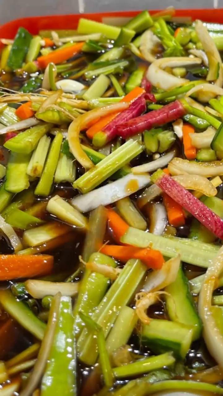 酸辣菜根香。
·首先开始准备菜根香的调料，这是家乐的酸辣鲜露，这个一定不要搞错，